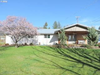 1002 Orchard St, Cove, OR 97824-8802