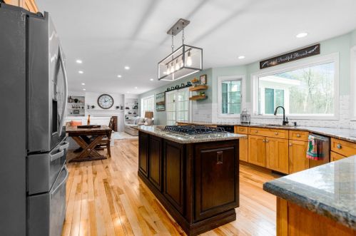 49 Sandy Ln, Dover NH  03820-5900 exterior