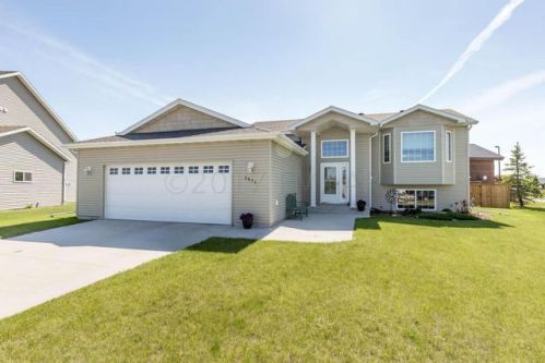 3932 13th St, Moorhead, MN 56560-7448