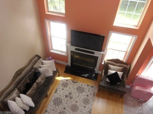 105 Springhouse Dr, White House Station, NJ 08889-3220