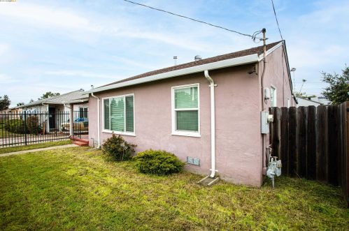 6704 Eastlawn St, Oakland, CA 94621-3518
