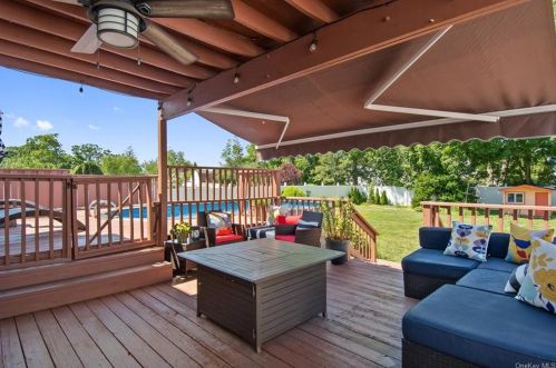 577 Centre Ave, North Lindenhurst NY  11757-3114 exterior