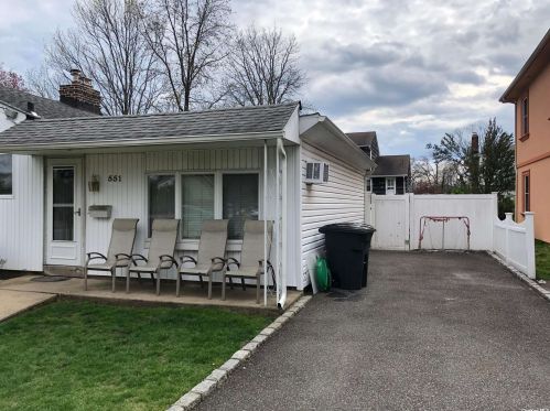 551 Island Ave, Woodsburgh, NY 11598-2330