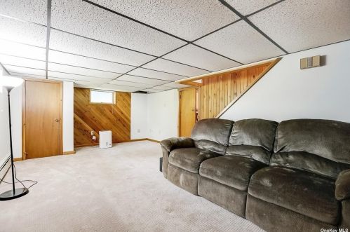 324 Oak Neck Rd, West Islip NY  11795-3613 exterior