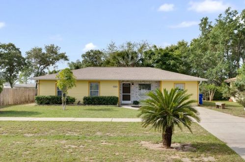 1511 Jack St, Tavares, FL 32778-9106