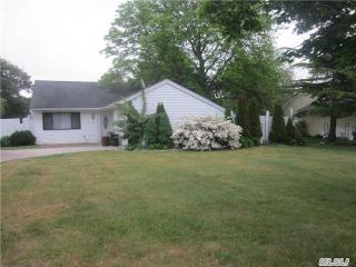 45 Narragansett Ave, Gordon Heights, NY 11763-4345