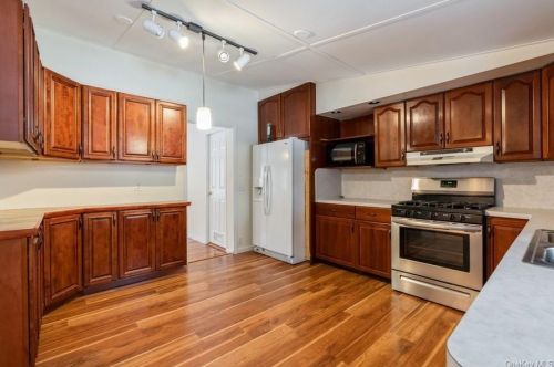 112 South St, Marlborough, NY 12542-5620
