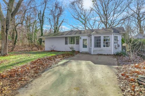 10 Floral Dr, Scotts Beach, NY 11789-1223