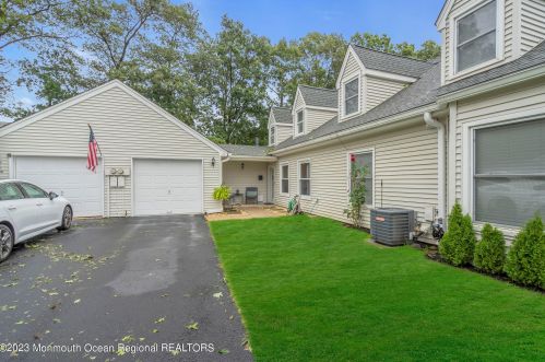 14 Sutton Dr, Bricktown, NJ 08724-1450