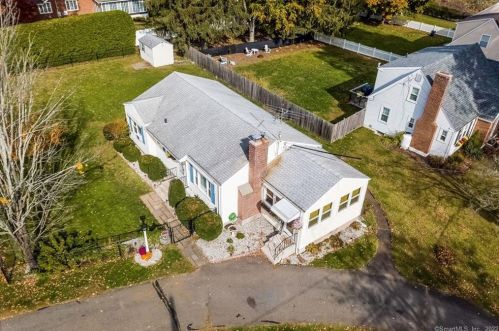 98 Ballfall Rd, Middletown CT  06457-2328 exterior