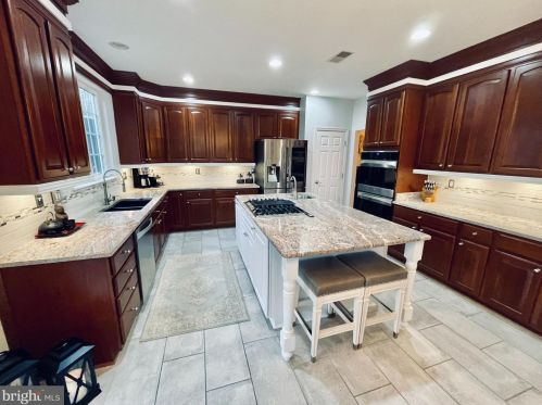 7226 Lyndam Hill Cir, Lorton VA  22079-4509 exterior