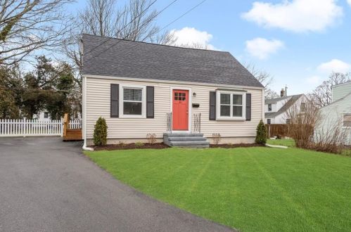 33 Spencer Dr, North Kingstown, RI 02852-5521