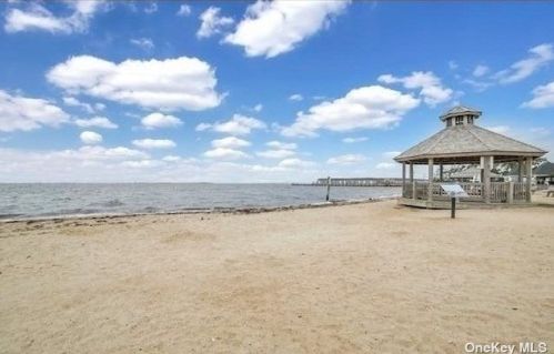 255 Maple St, Islip Manor NY  11751-4801 exterior