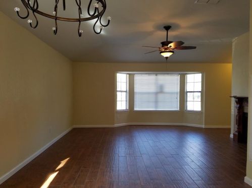 120 Denton Dr, Euless, TX 76039-3439