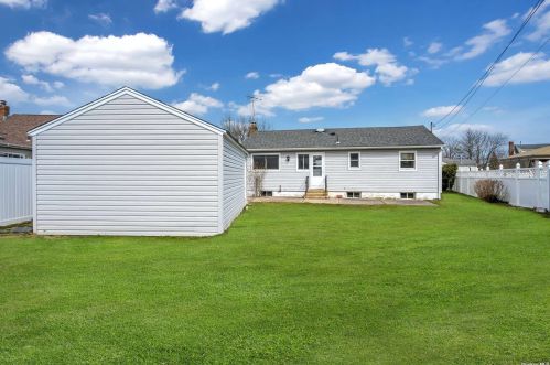 230 Gilling Rd, Seaford NY  11783-1003 exterior