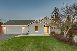 405 7th St, Grand Island, OR 97114-9730