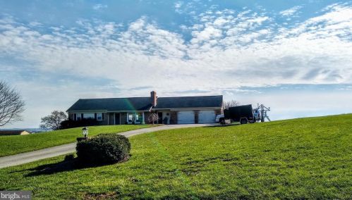 3833 White Oak Rd, Lapark, PA 17562-9498