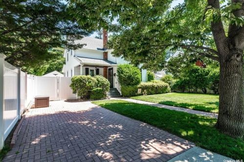 1695 Monroe Ave, Seaford, NY 11783-2120