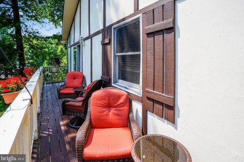 2402 Youngs Dr, Haymarket VA  20169-1532 exterior