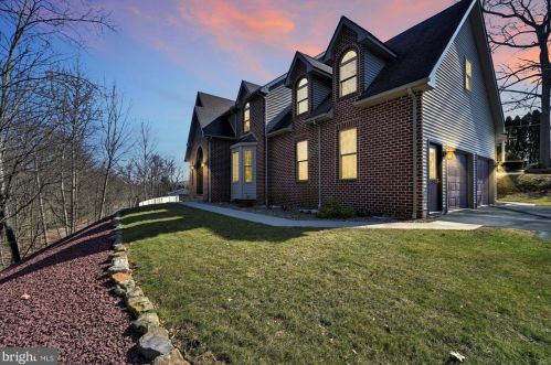 204 Greenbriar Rd, Primrose, PA 17901-4031