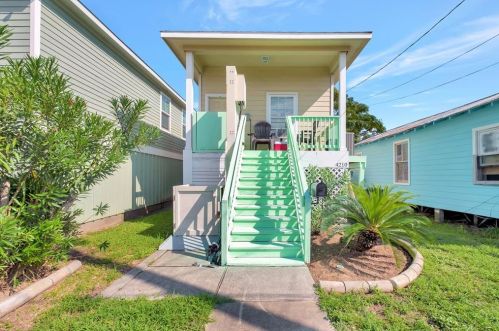 4210 Church St, Galveston, TX 77550-1118