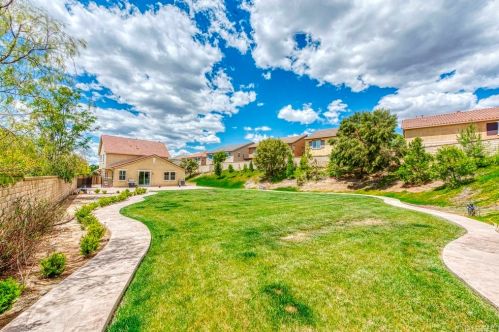 22550 Lamplight Pl, Santa Clarita, CA 91350-5729