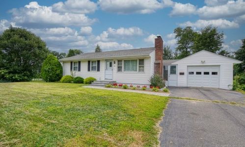 32 Maple View Dr, Waterbury CT  06716-1643 exterior