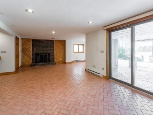 48 Laurelwood Dr, Webster MA  01570-3441 exterior