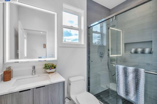 19525 Forest Ave, Hayward CA  94546-3519 exterior