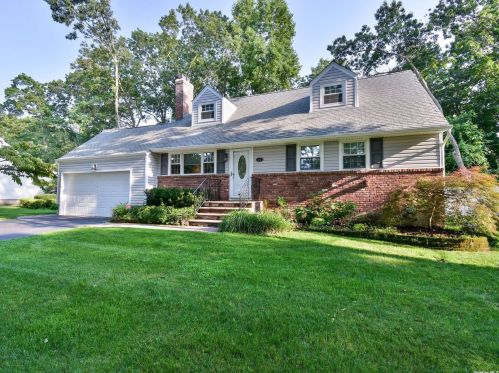16 Cusick Ave, San Remo, NY 11754-4909