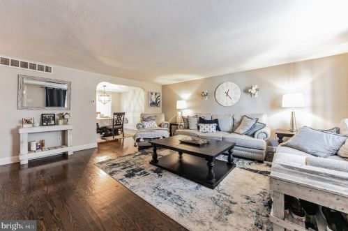 661 Holland Rd, Southampton PA  18966-1818 exterior