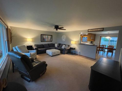 1206 Chantel St, Green Bay, WI 54304-2015