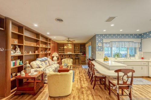 7440 Twin Sabal Dr, Hialeah FL  33014-2529 exterior