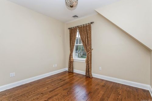 215 Locust Rd, Pleasantville NY  10570-3723 exterior