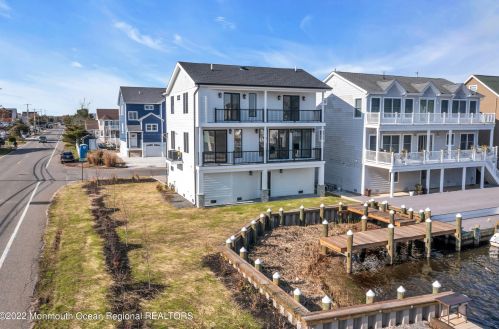 1217 Niihau Dr, Lacey NJ  08731-4702 exterior