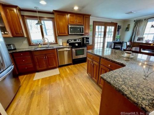 138 Rockwell Rd, Bethel, CT 06801-3008