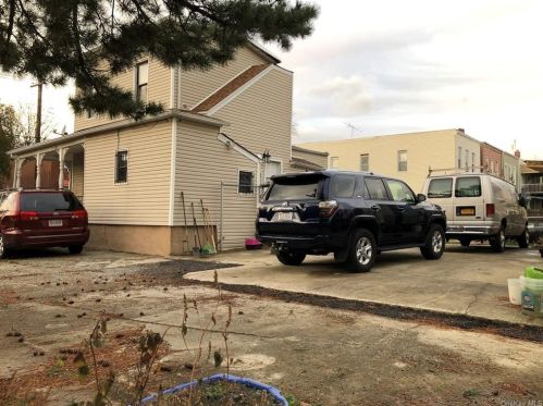 4028 Barnes Ave, Bronx, NY 10466-4310