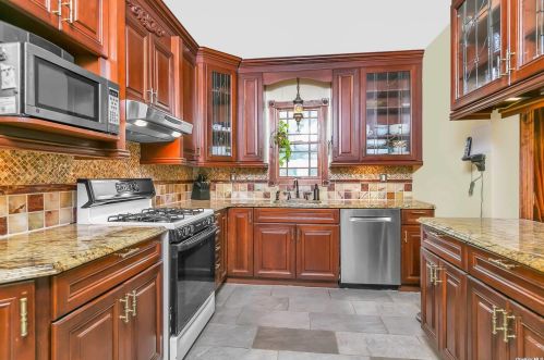 15 16th St, New Hyde Park NY  11040-4914 exterior