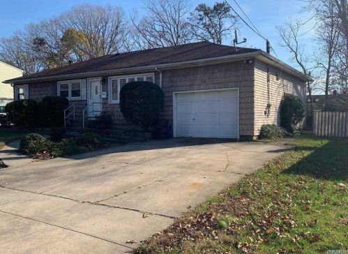 52 Prairie Dr, Babylon, NY 11703-1102