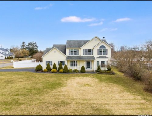 18 Bittersweet Ln, Center Moriches, NY 11934-1407