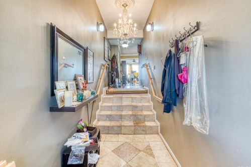 1 Greentree Cir, Westbury NY  11590-1510 exterior