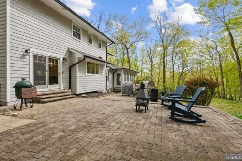 1 Springwood Ter, Kinnelon NJ  07405-2166 exterior