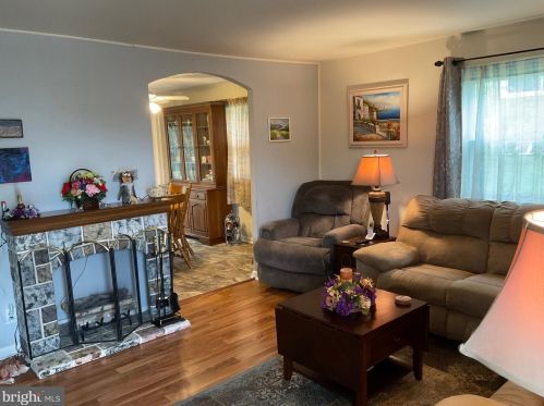 146 Henry Rd, West Enola, PA 17025-2137