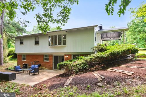 6401 Limerick Ct, Springfield VA  22152-1944 exterior