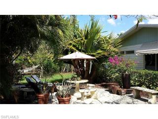 732 Myrtle Ter, Naples FL  34103-2821 exterior