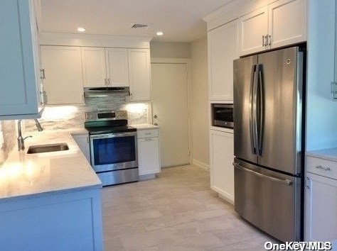 157 Baywoods Ln, Bayshore, NY 11706-8238