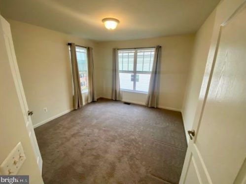 15352 Kensington Park Dr, Woodbridge VA  22191-6571 exterior