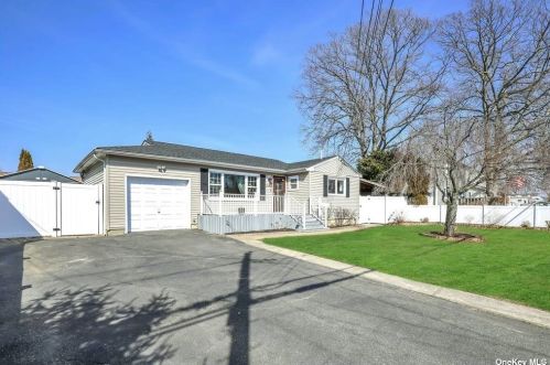 295 Neptune Ave, Babylon, NY 11704-5816