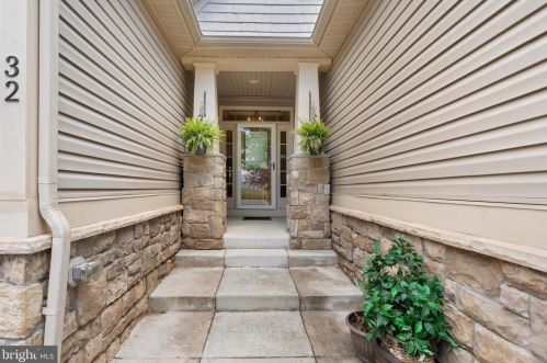 32 Black Forest Ln, Lovettsville VA  20180-8506 exterior