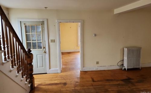 38 Crescent Pl, Middletown NY  10940-5627 exterior